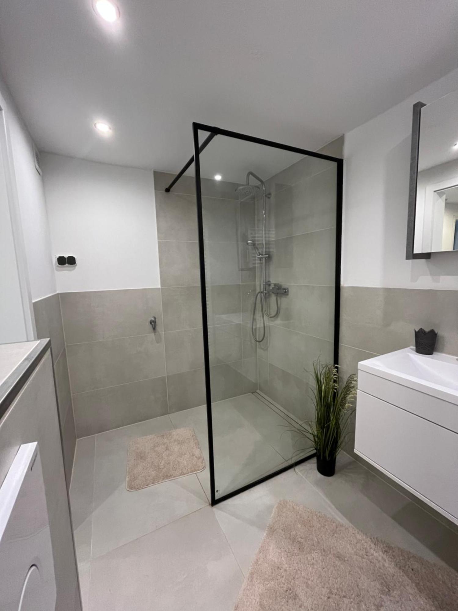 Moderne Ferienwohnung Mit Guter Ausstattung Und Self Checkin โบเดนแวร์เดอร์ ภายนอก รูปภาพ